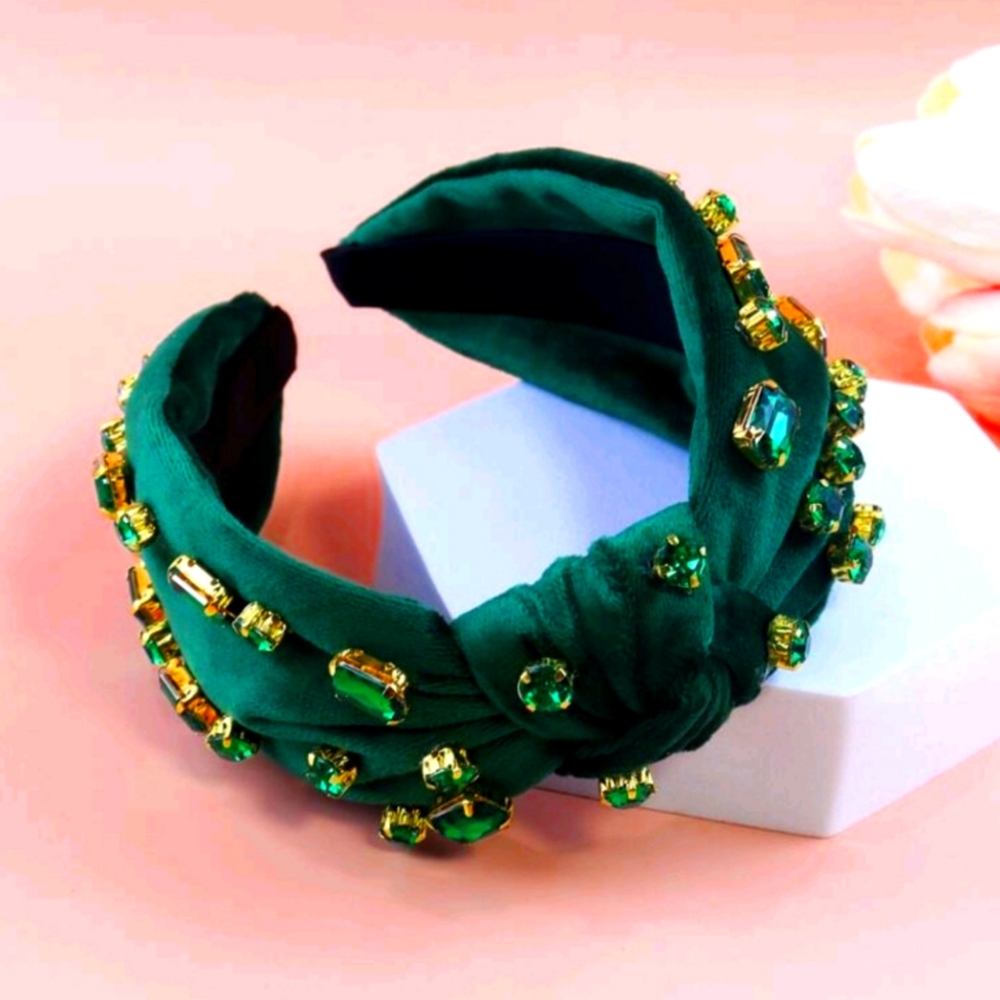 Elegant headband with stones